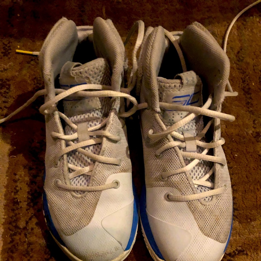 Stephen Curry basketball shoes. In good condition basketball shoes.